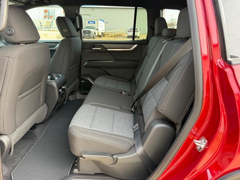 GMC Acadia Vehicle Full-screen Gallery Image 9