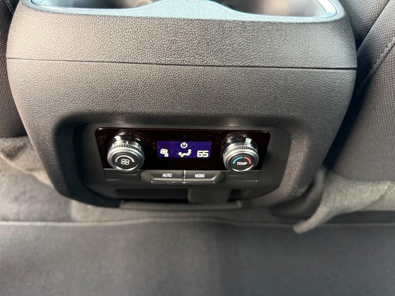 GMC Acadia Vehicle Full-screen Gallery Image 10