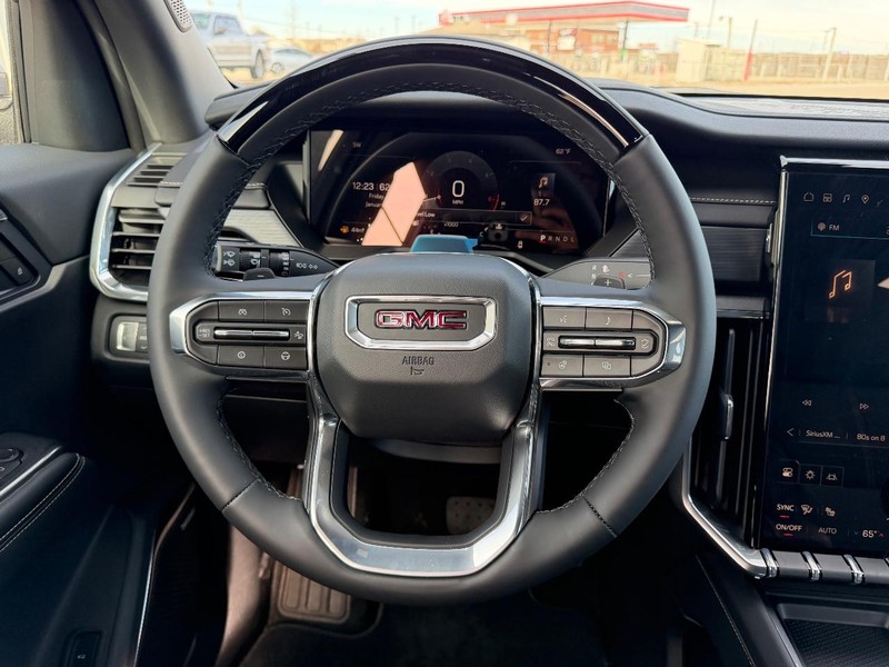 GMC Acadia Vehicle Full-screen Gallery Image 12