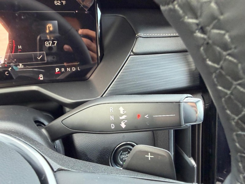 GMC Acadia Vehicle Full-screen Gallery Image 15