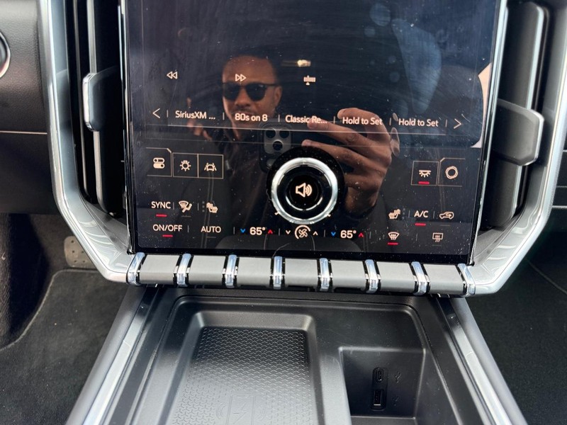 GMC Acadia Vehicle Full-screen Gallery Image 17