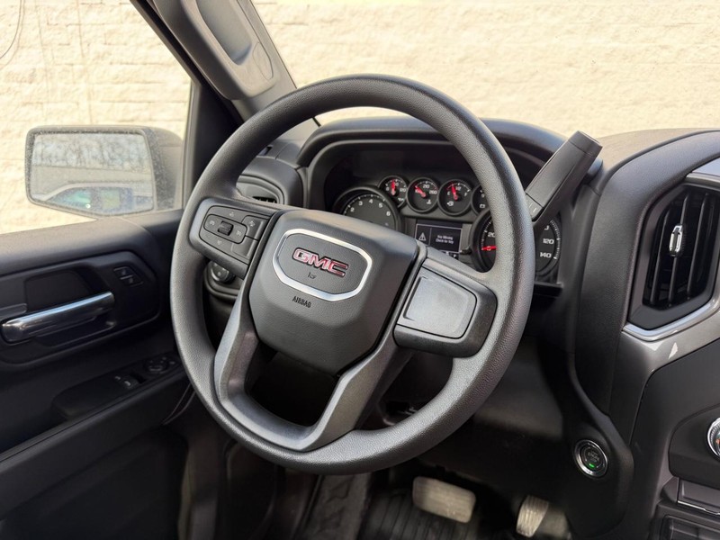 GMC Sierra 2500HD Vehicle Full-screen Gallery Image 8