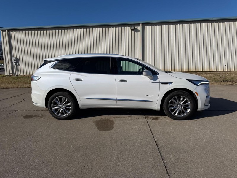 Buick Enclave Vehicle Full-screen Gallery Image 2