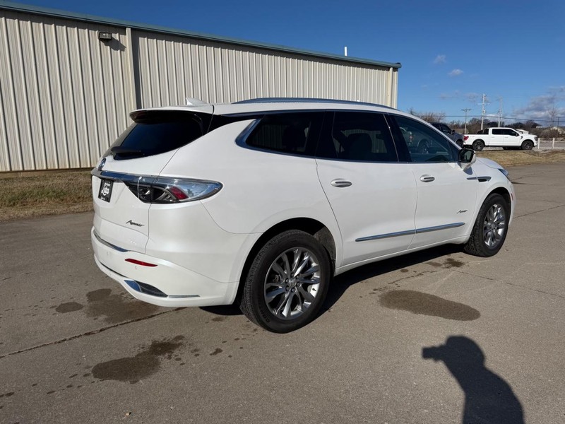 Buick Enclave Vehicle Full-screen Gallery Image 3