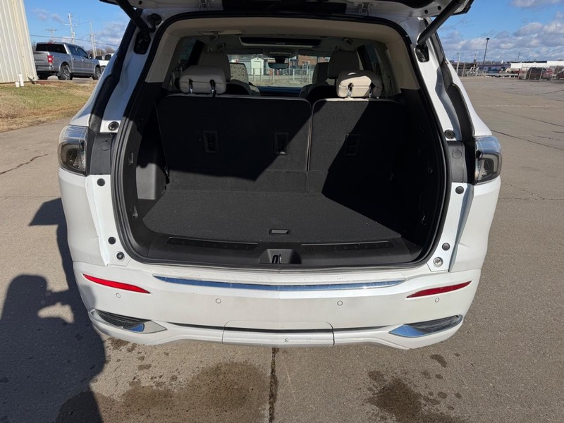 Buick Enclave Vehicle Full-screen Gallery Image 5