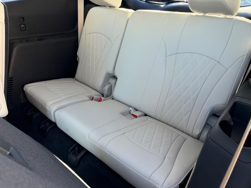 Buick Enclave Vehicle Full-screen Gallery Image 8