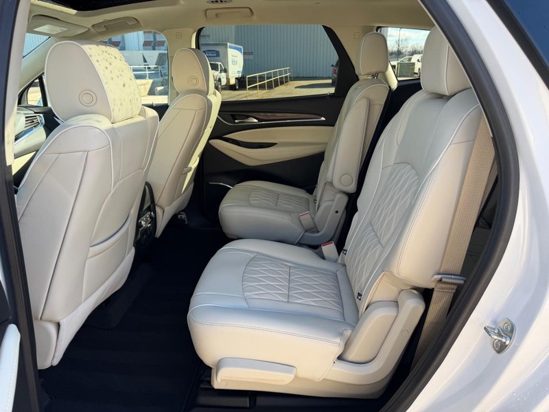 Buick Enclave Vehicle Full-screen Gallery Image 9