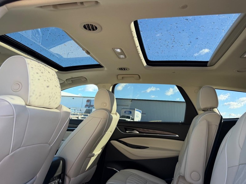 Buick Enclave Vehicle Full-screen Gallery Image 10