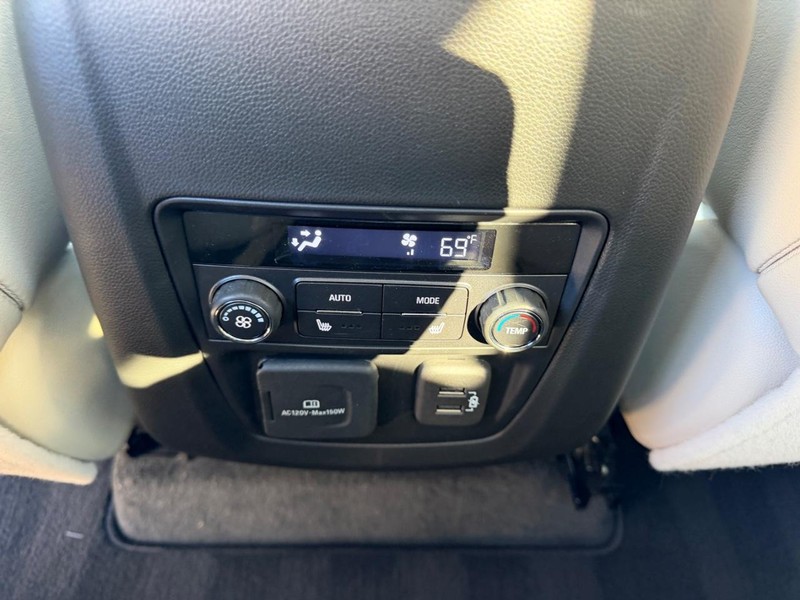 Buick Enclave Vehicle Full-screen Gallery Image 11