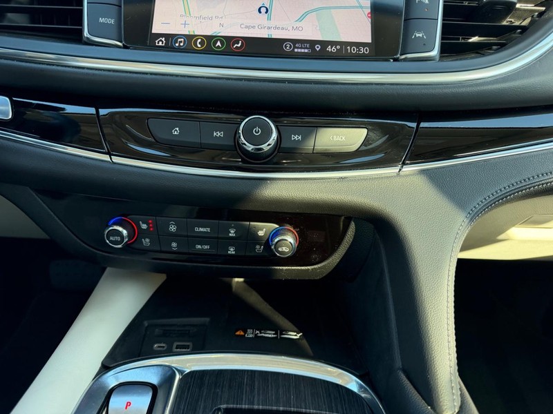 Buick Enclave Vehicle Full-screen Gallery Image 17