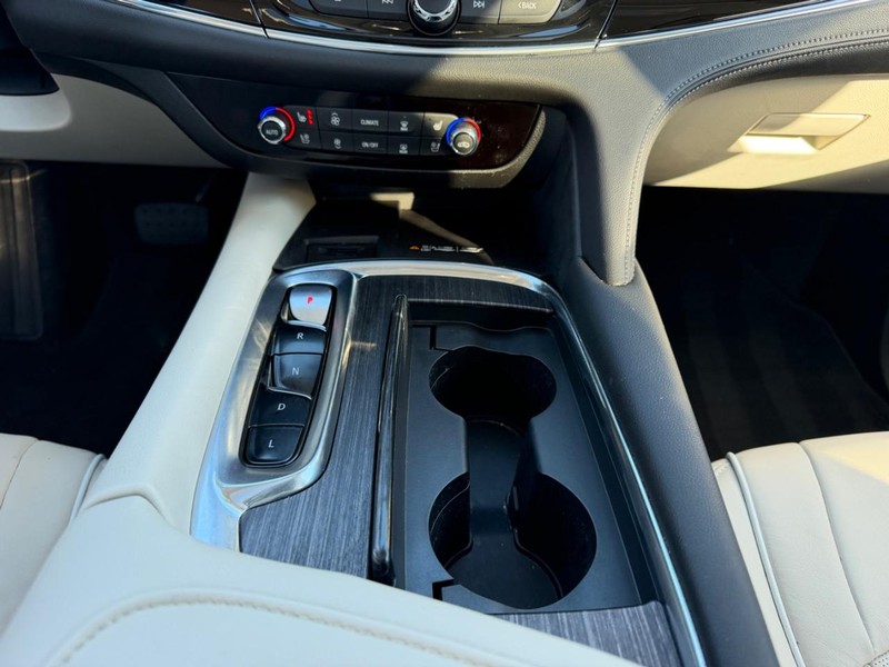 Buick Enclave Vehicle Full-screen Gallery Image 18