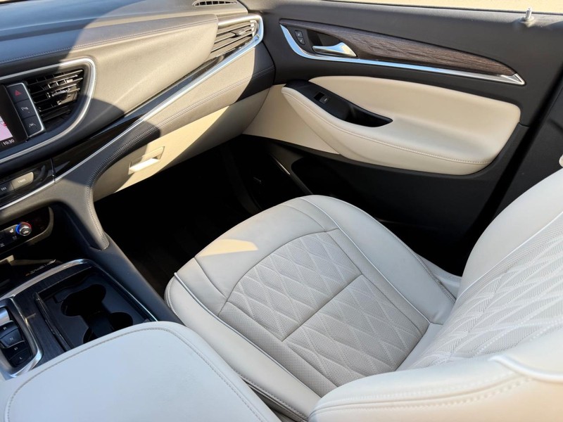 Buick Enclave Vehicle Full-screen Gallery Image 19