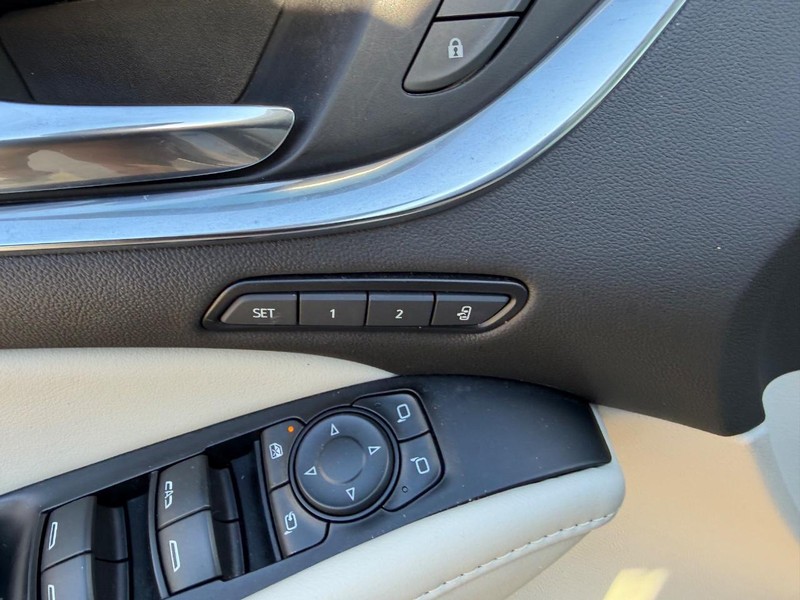 Buick Enclave Vehicle Full-screen Gallery Image 21