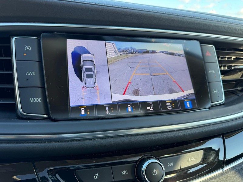 Buick Enclave Vehicle Full-screen Gallery Image 24