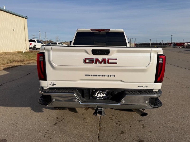 GMC Sierra 3500HD Vehicle Full-screen Gallery Image 4