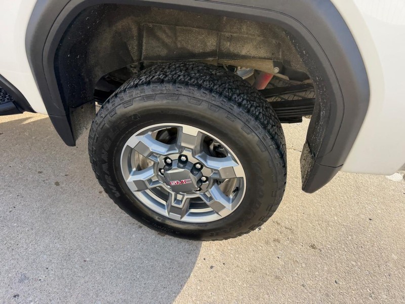 GMC Sierra 3500HD Vehicle Full-screen Gallery Image 6