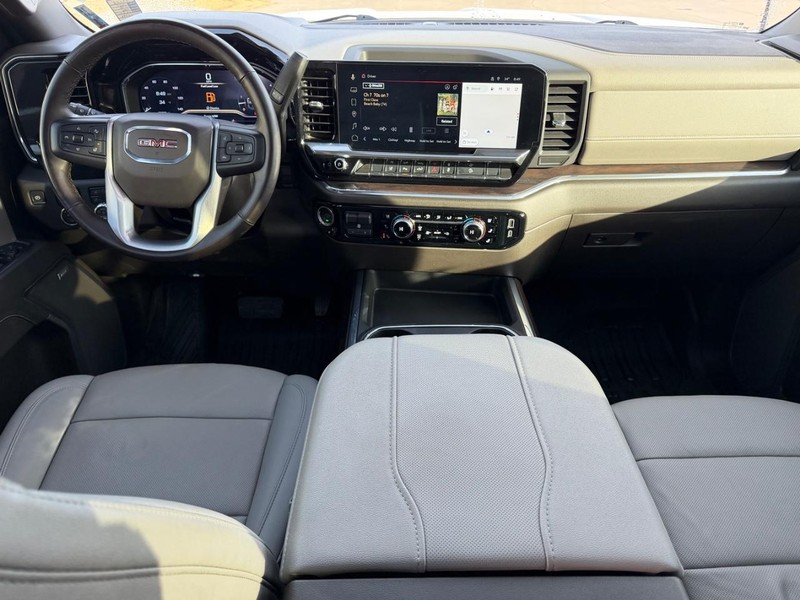 GMC Sierra 3500HD Vehicle Full-screen Gallery Image 9