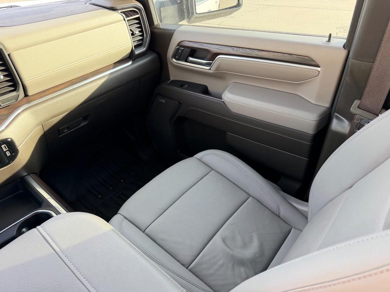 GMC Sierra 3500HD Vehicle Full-screen Gallery Image 15