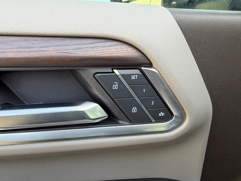 GMC Sierra 3500HD Vehicle Full-screen Gallery Image 17