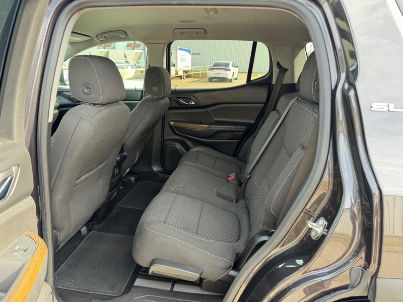 GMC Acadia Vehicle Full-screen Gallery Image 8