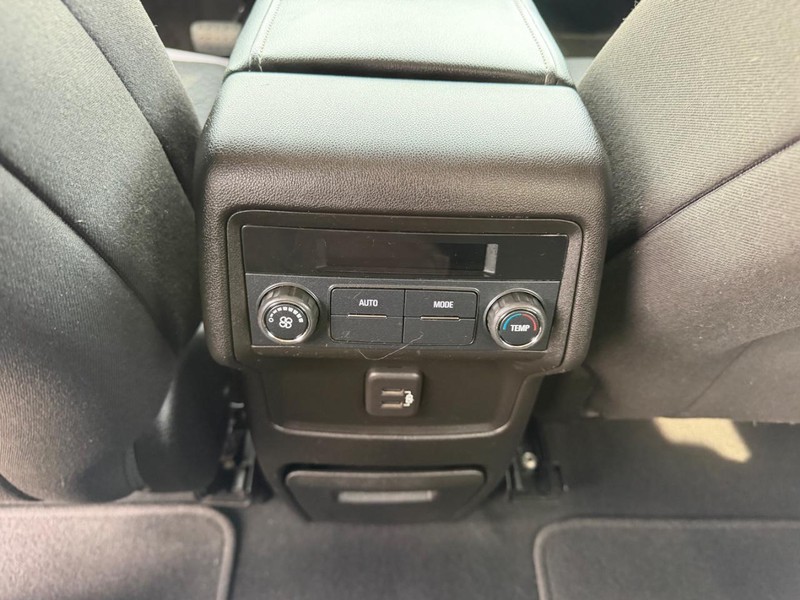 GMC Acadia Vehicle Full-screen Gallery Image 9