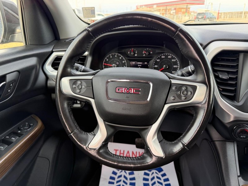 GMC Acadia Vehicle Full-screen Gallery Image 11