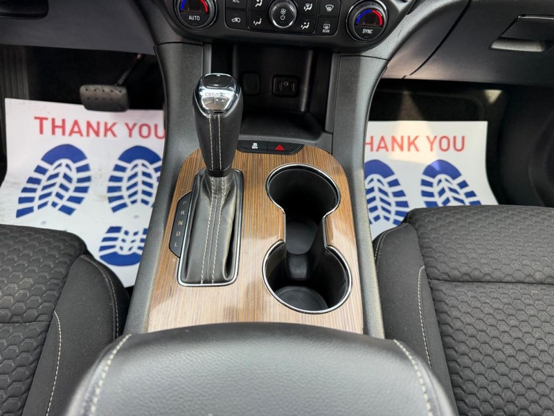 GMC Acadia Vehicle Full-screen Gallery Image 16