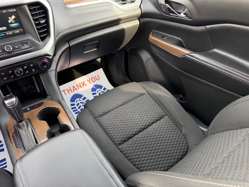 GMC Acadia Vehicle Full-screen Gallery Image 17