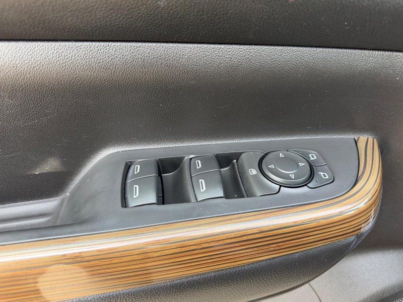 GMC Acadia Vehicle Full-screen Gallery Image 18