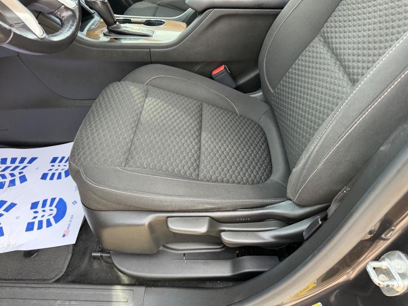 GMC Acadia Vehicle Full-screen Gallery Image 19