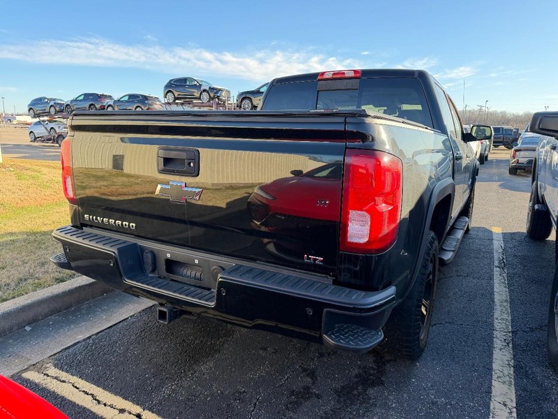Chevrolet Silverado 1500 Vehicle Full-screen Gallery Image 3
