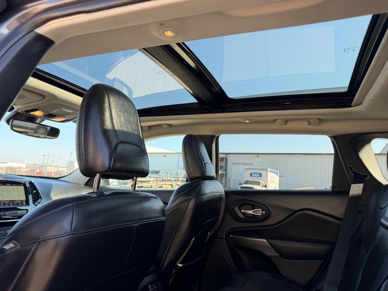 Jeep Cherokee Vehicle Full-screen Gallery Image 9