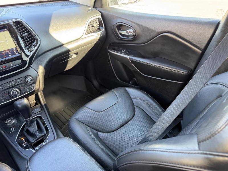 Jeep Cherokee Vehicle Full-screen Gallery Image 18