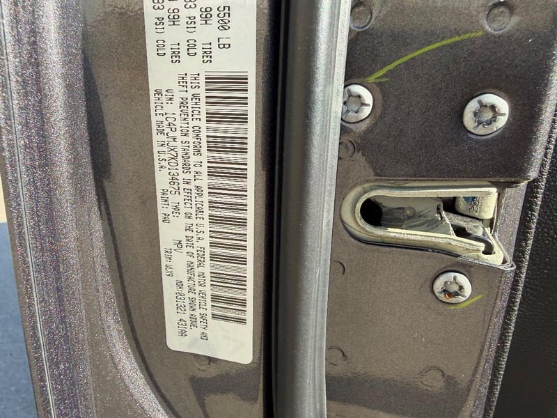 Jeep Cherokee Vehicle Full-screen Gallery Image 23