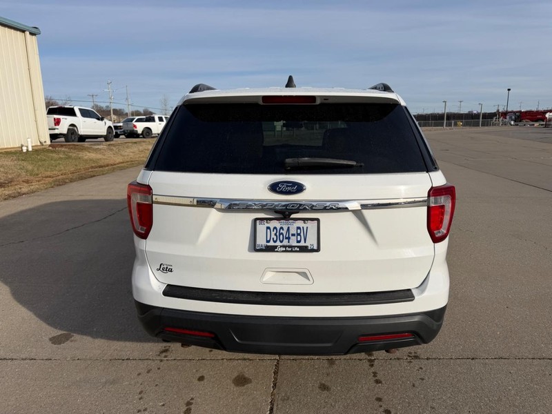 Ford Explorer Vehicle Full-screen Gallery Image 4