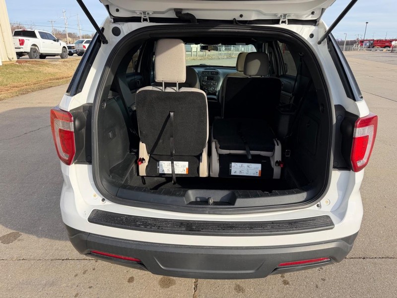 Ford Explorer Vehicle Full-screen Gallery Image 5