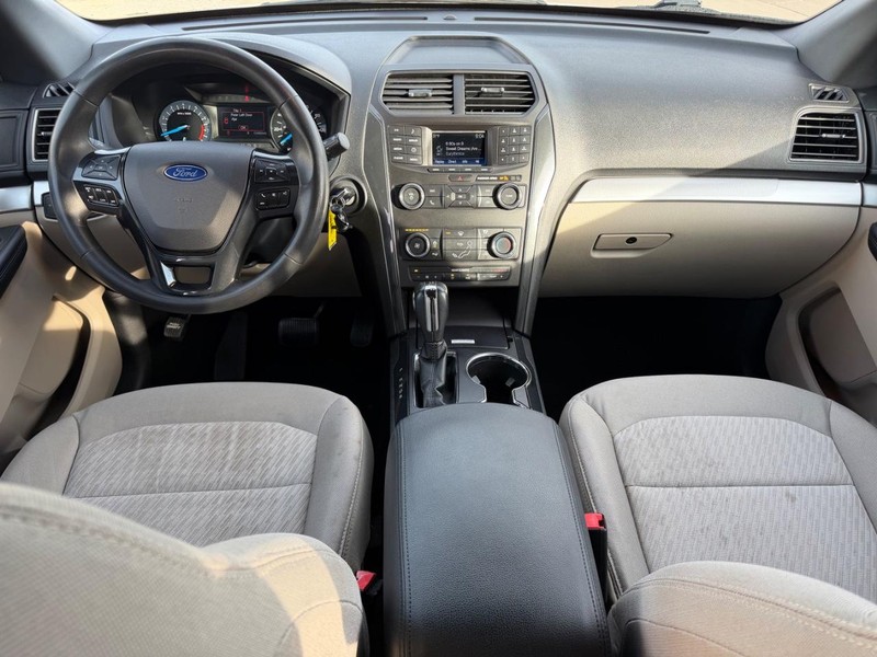 Ford Explorer Vehicle Full-screen Gallery Image 10