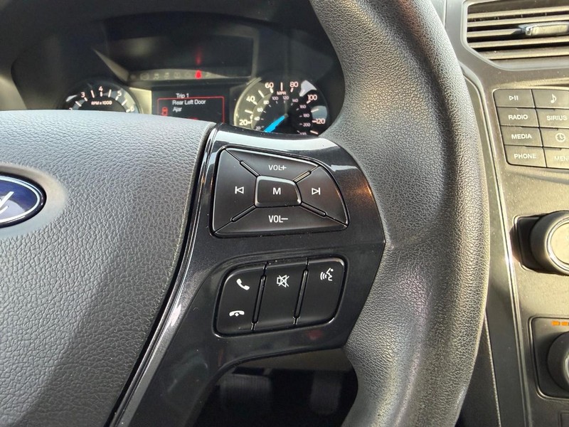 Ford Explorer Vehicle Full-screen Gallery Image 13