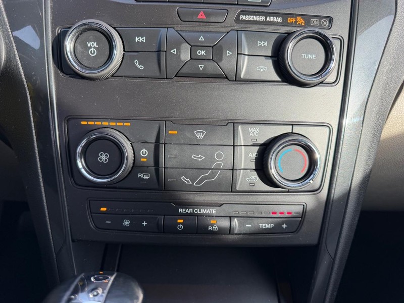 Ford Explorer Vehicle Full-screen Gallery Image 15