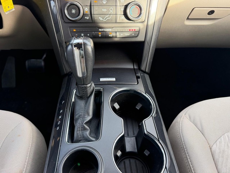 Ford Explorer Vehicle Full-screen Gallery Image 16