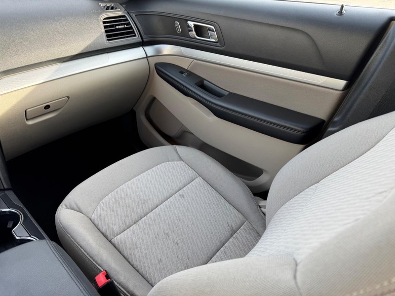 Ford Explorer Vehicle Full-screen Gallery Image 17