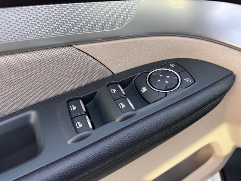 Ford Explorer Vehicle Full-screen Gallery Image 18