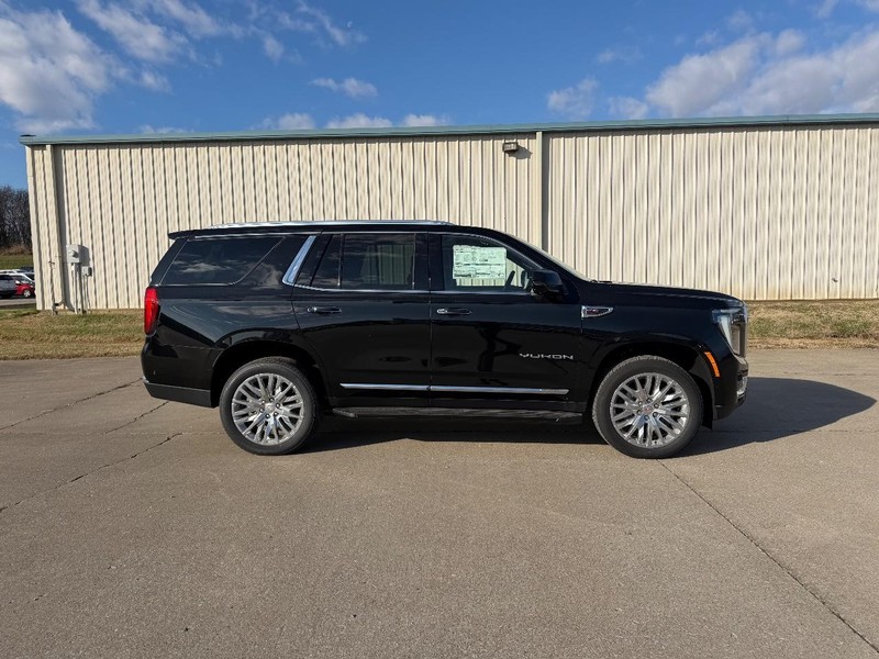 GMC Yukon Vehicle Full-screen Gallery Image 2