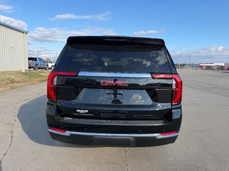 GMC Yukon Vehicle Full-screen Gallery Image 4