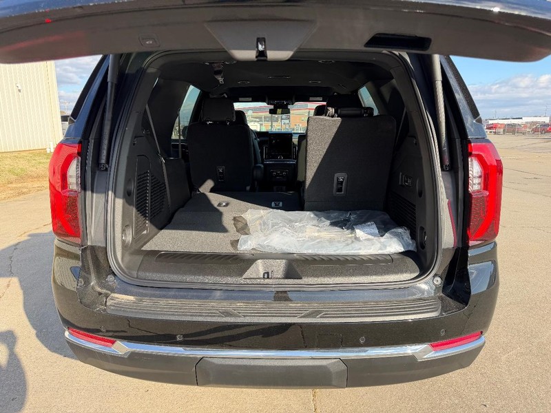 GMC Yukon Vehicle Full-screen Gallery Image 5