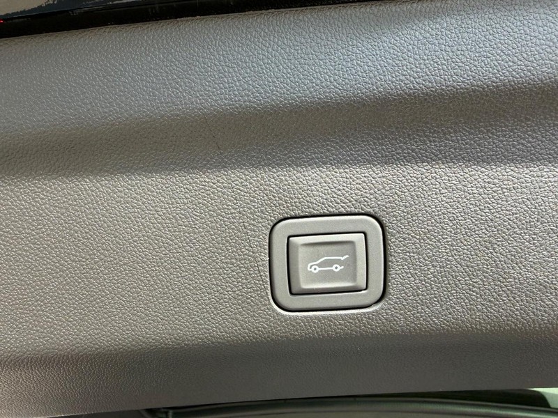 GMC Yukon Vehicle Full-screen Gallery Image 6