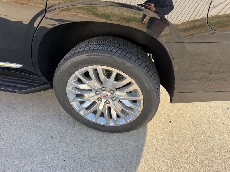 GMC Yukon Vehicle Full-screen Gallery Image 7