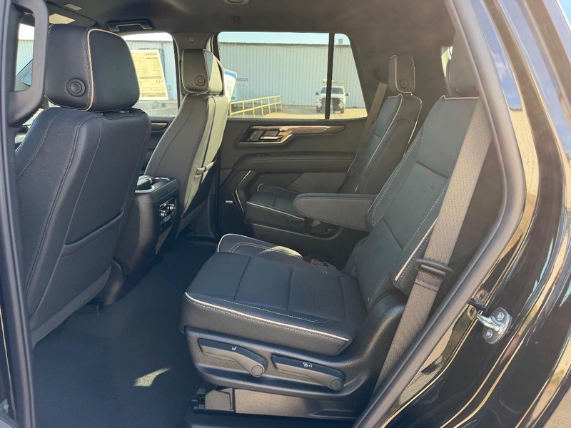 GMC Yukon Vehicle Full-screen Gallery Image 9