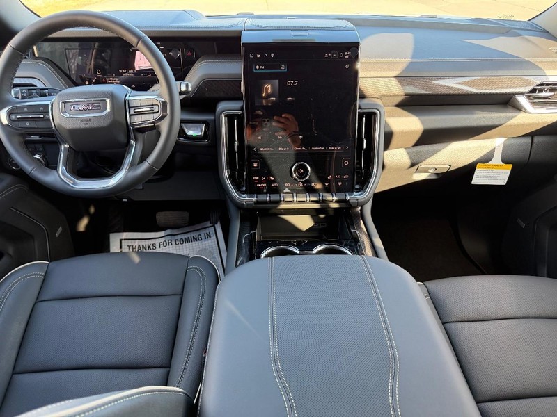 GMC Yukon Vehicle Full-screen Gallery Image 11