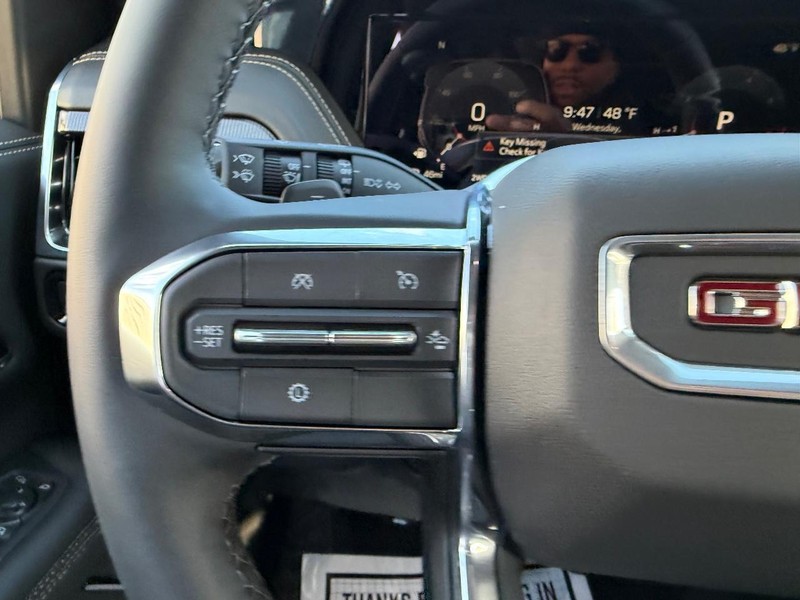 GMC Yukon Vehicle Full-screen Gallery Image 13